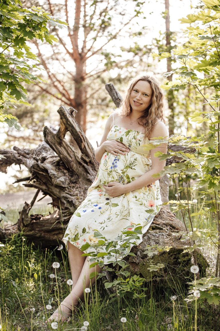Beebiootuse pilt metsas, rase naine lillelises kleidis – fotograaf Liis Raudsepp, Tartu