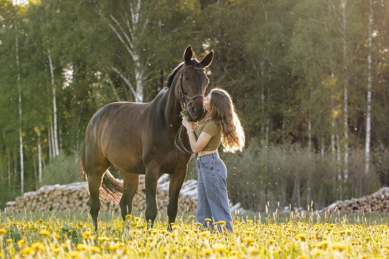 Tüdruk hobusega metsaveerel – fotograaf Liis Raudsepp, Tartu