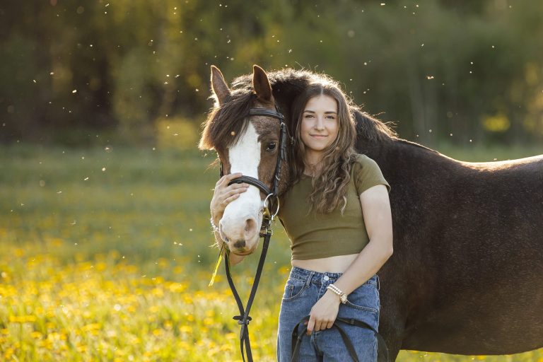 Tüdruk hobusega heinamaal – fotograaf Liis Raudsepp, Tartu