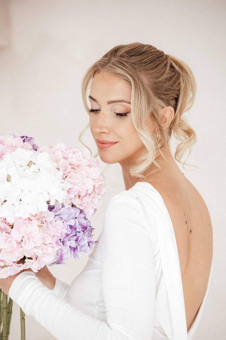 Naine valges kleidis lilledega – fotograaf Liis Raudsepp, Tartu