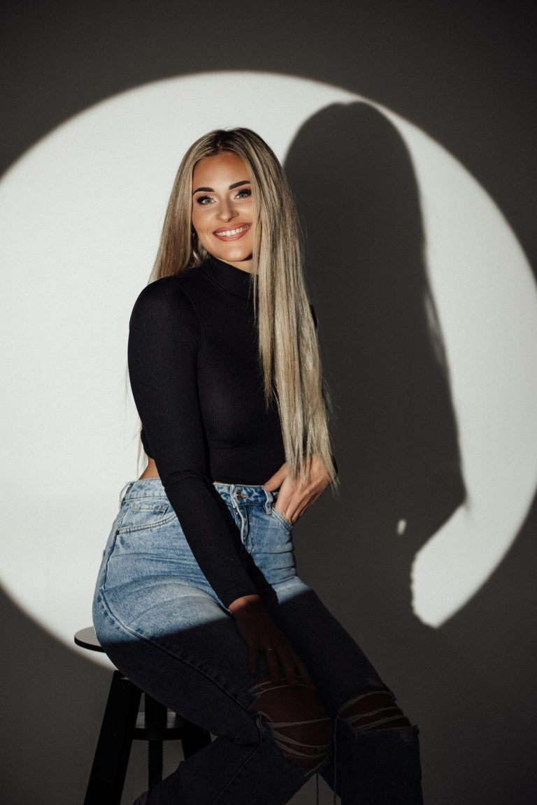 Naine stuudios valgusringi ees – fotograaf Liis Raudsepp, Tartu