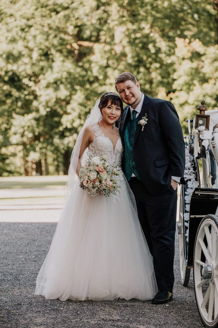 Pruutpaar hobuvankri juures – fotograaf Liis Raudsepp, Tartu
